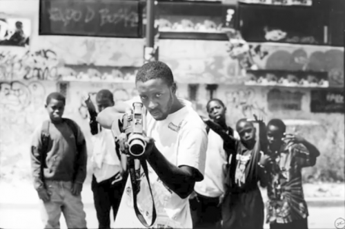 Le photographe qui hante les banlieues, les favelas, les villages du monde entier