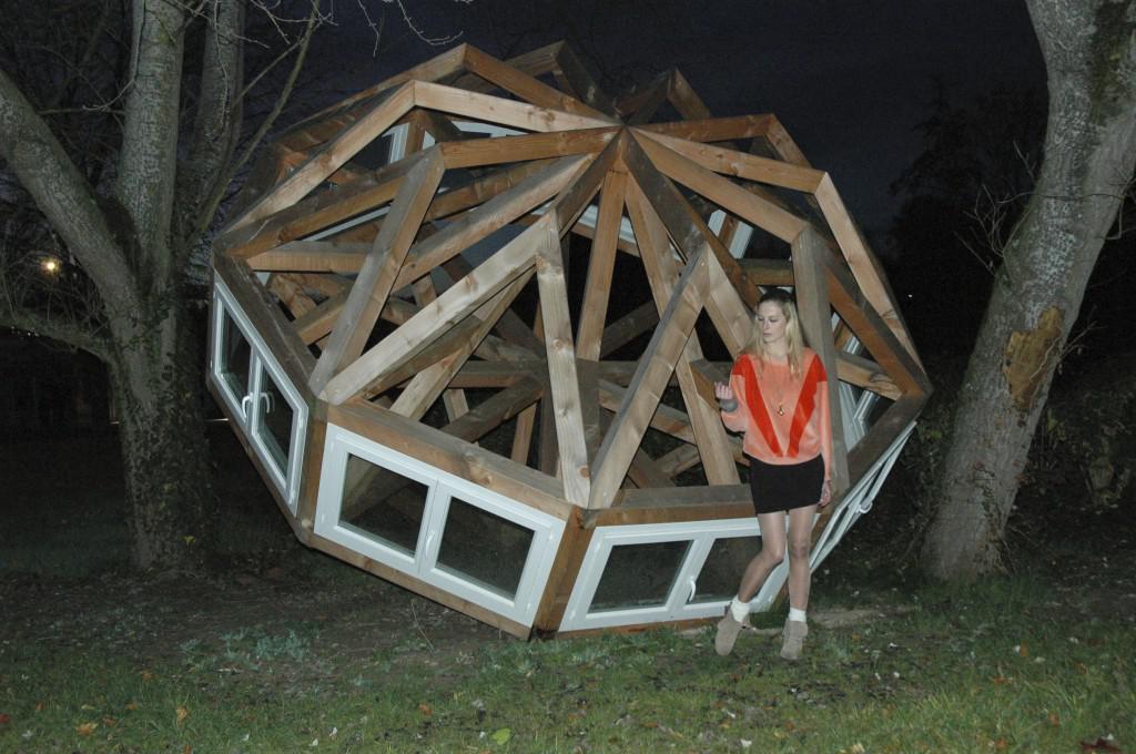 le Lam sweat orange jupe noire boots beige chaussettes laine collier vintage