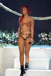 Rihanna bikini (2)