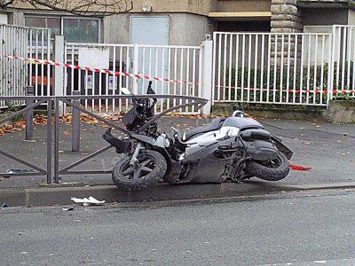 Accident Bl. Barbusse en face du collège Scoot-encastre.jpg