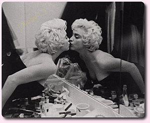 M-by-L---Madonna-embrasse-son-reflet-dans-la-glace-jpg.jpg