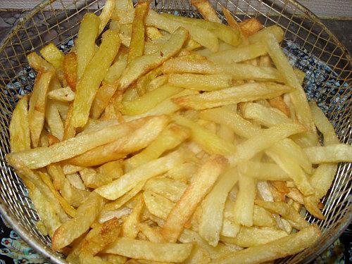 Poulet fermier mariné et ses frites croustillantes Poulet fermier mariné et ses frites croustillantes