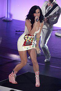 Katy Perry en robe moulante distributeur de sucreries 12491 tduid1019 Katy Perry BBC Teen Awards 2010