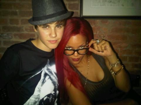 Justin Bieber ... Rihanna est folle de ses abdos (photo) Justin Bieber ... Rihanna est folle de ses abdos (photo)