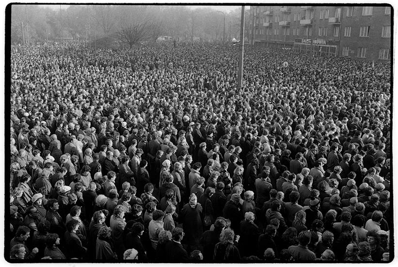 Exposition Popiełuszko à Paris http://homepage.mac.com/zbigniew/past_present/1984_stan_wojenny/1apogrzeb_popieluszko_nov_84.jpg