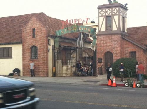 The Muppets Movie....quand y en plus..... muppets gate.jpg