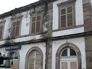 après la visite de la gare de Dettwiller, Rémy Vettor soutien le projet de restauration de la gare DETT1.JPG