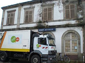 après la visite de la gare de Dettwiller, Rémy Vettor soutien le projet de restauration de la gare CIMG3674.JPG