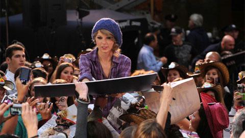 Taylor Swift ... elle trouve Justin Bieber ''fascinant et charismatique'' Taylor Swift ... elle trouve Justin Bieber ''fascinant et charismatique''