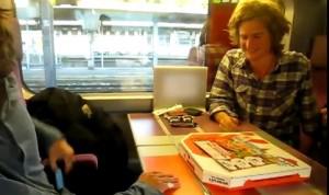 Ils se font livrer une pizza dans le train