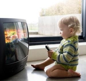 Bébé devant la télé : attention danger ?
