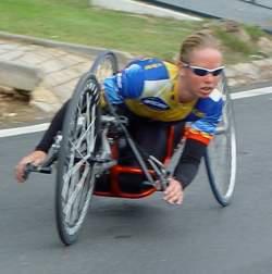 Une athlète paralympique marche à nouveau après un accident monique2