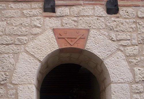 Un curieux emblème compagnonnique à Seyches (Lot-et-Garonne) Un curieux emblème compagnonnique à Seyches (Lot-et-Garonne)