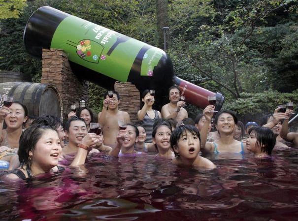 http://www.lexpress.fr/medias/143/beaujolais-nouveau-bain-japon_380.jpg