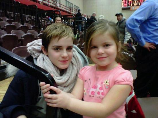 Emma Watson avec une fan pendant un match de basketball