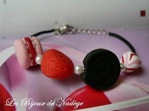 Bracelets gourmands avec ses bonbons et gâteaux. Nouveau Montage P1180276