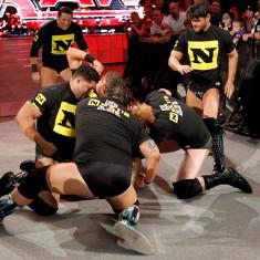 Les Nexus attaquent Randy Orton Wade Barrett ordonnent aux Nexus d'attaquer Randy Orton
