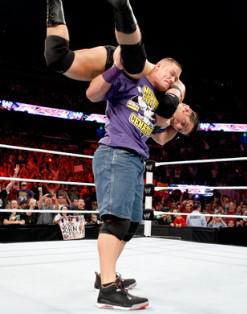 John Cena met KO Wade Barrett John Cena place son Attitude Adjustement sur Wade Barrett