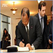 Présidentielles 2011: A quand la signature des décrets d’application pour la déclaration ... Alors que l’on s’achemine vers l’élection présidentielle d’octobre 2011, le Président de la République n’a toujours pas signé les différents textes d’application de la loi du 25 avril 2006 relative à la déclaration des biens et avoirs. Prise en application de l’article 66 de la constitution, la loi n° 003/2006 du 25 avril 2006 relative à la déclaration des biens et avoirs dispose à l’article 17 que « des décrets du Président de la République préciseront en tant que de besoin les modalités d’application de la présente loi ». Quatre ans et sept mois après, les Camerounais continuent d’attendre les fameux décrets d’application dont principalement ceux portant création, organisation et fonctionnement de la Commission de Déclarations des biens et avoirs, et nomination des membres de ladite Commission. Inertie ou refus de transparence Si cette commission avait été créée et avait commencé à fonctionner fin 2006 ou au début de l’année 2007, les Camerounais concernés par la loi relative à la déclaration des biens et avoirs auraient pris la bonne habitude de déclarer leurs biens. Ainsi, les membres de la Commission de Déclaration des Biens et avoirs, les députés, les conseillers municipaux et les maires issus des élections législatives et municipales couplées du 22 juillet 2007 auraient déclaré leurs biens dés le début de leur mandat. Tout comme, les membres de la Commission nationale de lutte contre la corruption (Conac), les douze membres du Conseil électoral d’Elections Cameroon (Elecam).et les deux membres de la direction générale d’Elecam. En attendant de le faire aussi à la fin de leur mandat. De même, le Premier ministre, les membres du gouvernement et assimilés, le président et les membres du bureau de l’Assemblée nationale, les secrétaires généraux de ministères et assimilés, les directeurs des administrations centrales, les directeurs généraux des entreprises publiques et parapubliques, les magistrats, les personnels des administrations chargés de l’assiette, du recouvrement, du maniement des recettes publiques, et du contrôle budgétaire, tout gestionnaire de crédit et de biens publics, tout détenteur d’un mandat électif, le président du Conseil économique et social, les ambassadeurs, les recteurs des universités, les délégués du gouvernement auprès de certaines municipalités, les présidents de conseil d’administration, des établissements publics et des entreprises du secteur public et parapublic, les gouverneurs de régions et les préfets, les présidents de commissions des marchés publics, les présidents des chambres consulaires, les chefs de projets bénéficiant de financement extérieurs et/ou des subventions, de l’Etat, les responsables des liquidations administratives, et judiciaires, les responsables des établissements publics, administratifs et des sociétés à capital public jusqu’au rang de directeur, les responsables des administrations centrales ayant rang de directeur d’administration centrale, auraient eux aussi déclaré leurs biens et avoirs. Ainsi que Tout ordonnateur de deniers publics au sein d’une association ou de tout autre organisme privé, bénéficiaire de deniers publics, au titre de subventions ou de dons. Hélas, rien n’est fait pour que la loi soit appliquée : la faute à l’inertie ou au refus de la transparence. Senat et Commission de déclaration de biens inexistants ! En l’absence des textes qui créent, organisent et mettent en place la Commission de déclaration de biens et avoirs, tout ce beau monde, auquel il faut ajouter le Président de la République, ne va pratiquement jamais déclarer ses biens et avoirs. Ladite Commission, qui n’existe pas, ne pourra donc pas veiller à l’application de l‘article 15 de loi du 25 avril 2006 relative à la déclaration des biens et avoirs. Article prévoyant des sanctions. Cet article 15 stipule qu’ : « (1) Est inéligible à tout scrutin suivant la fin de son mandat, toute personne titulaire d’un mandat électif, qui, soit a fait une fausse déclaration, soit n‘a pas satisfait à l’obligation de déclaration de biens et avoirs. (2) Est déchue de sa fonction (…) toute personne bénéficiaire d’une nomination à un poste prévu à l’article 2 de la présente loi qui n’a pas satisfait à l’obligation de déclaration des biens et avoirs. (3) Est également déchue de sa fonction (…) toute personne bénéficiaire d’une nomination à un poste de gestion de biens et de deniers publics ayant fait une fausse déclaration des biens et avoirs (…) (5) Est suspendu tout financement public au profit d’une association ou de tout autre organisme, bénéficiant des deniers publics, sous forme de subventions ou de dons, dont l’ordonnateur des dépenses n’a pas satisfait à l’obligation de déclaration de biens et avoirs (…)». L’autre problème, et pas des moindres, qui se pose, est que l’une des personnalités membres de la Commission de déclaration des biens et avoirs doit être désignée par le Sénat. Or, le Senat n’existe également pas. Ladite Commission doit être composée par ailleurs d’un président qui est une personnalité nommée par le Président de la République, en plus de deux autres personnalités désignées par le Président de la République, une personnalité désignée par le président de l’Assemblée nationale, un inspecteur d’Etat, représentant les services du Contrôle supérieur de l’Etat, deux représentants de la Cour suprême dont un membre de la Chambre des comptes et enfin un représentant de la Chambre des notaires.