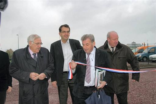 Jean-François Le Grand (à gauche), sénateur de la Manche et président du conseil général, a inauguré ce lundi matin la première aire de covoiturage de la Manche. / Photo : Ouest-France