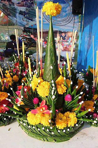 21 novembre: Udonthani: Loy Kratong 2010. Les Kratongs. DSCF6949