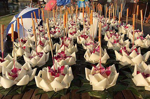 21 novembre: Udonthani: Loy Kratong 2010. Les Kratongs. DSCF6970