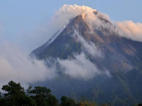 Le volcan Merapi sur l'île de Java...