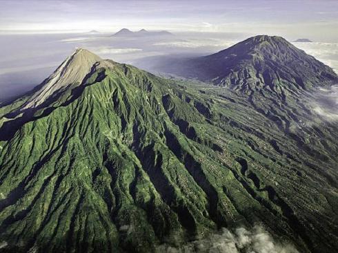 Le volcan Merapi sur l'île de Java...