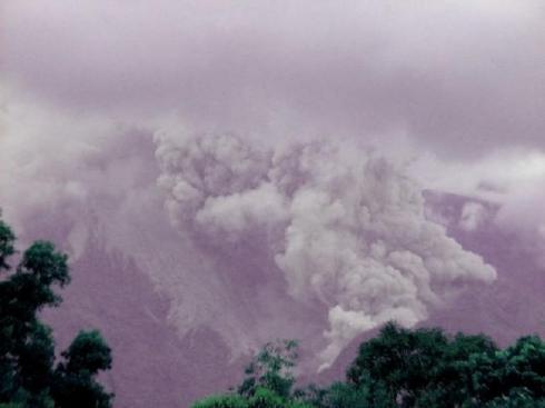 Le volcan Merapi sur l'île de Java...