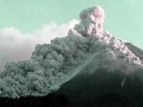 Le volcan Merapi sur l'île de Java...