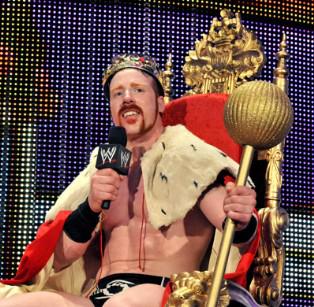Sheamus est le King of the ring 2010 ! Le guerrier celte sur son trône de Roi du ring sa couronne sur la tête