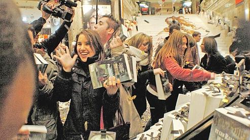 Lu dans la presse:La génération Harry Potter au pouvoir Le 26 octobre 2007, à l'occasion de la sortie du septième et dernier volume de la saga de J. K. Rawling, Harry Potter et les reliques de la mort, une foule d'adolescents dévalisait une grande librairie des Champs-Élysées. (AFP)