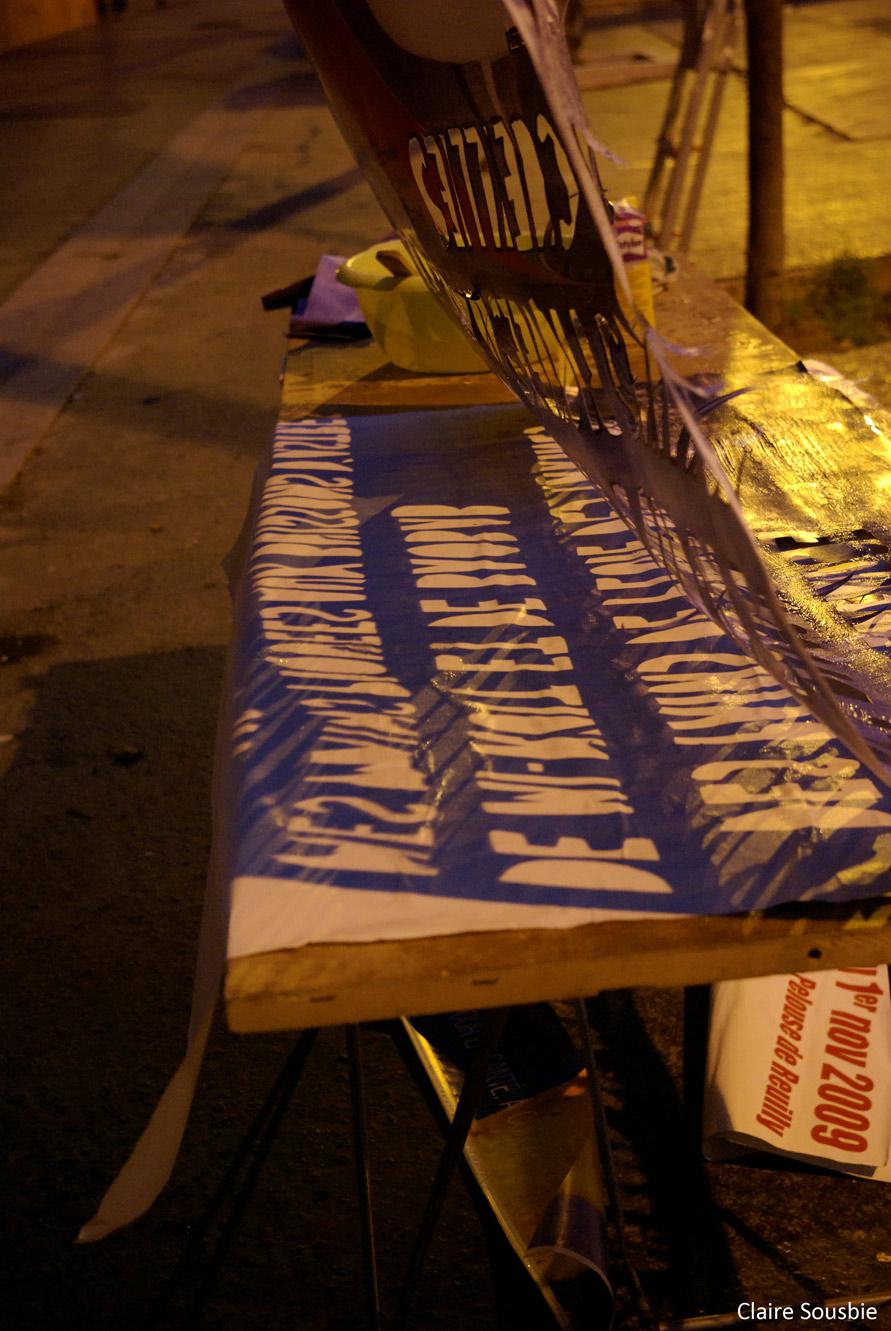 Pochoir : ombre des lettres d'un poème de Césaire au petit matin bd poniatowski pour un hommage et appel à la vigilance quant à l'avenir de la Meeao et des anciens résidents Pochoir : ombre des lettres d'un poème de Césaire au petit matin bd poniatowski pour un hommage et appel à la vigilence quant à l'avenir de la Meeao et des anciens résidents