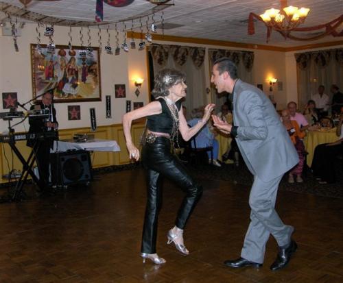 Une femme exceptionnelle!!!!!! Tao Porchon-Lynn...A VOIR! taob-day2010_-_1.jpg