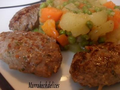 Petits burgers accompagnés de leurs légumes burgers