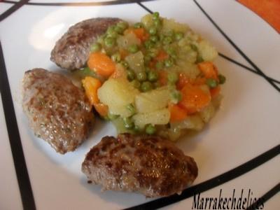 Petits burgers accompagnés de leurs légumes plat