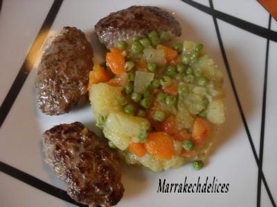 Petits burgers accompagnés de leurs légumes plat