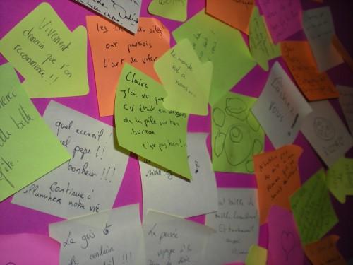 post-it les petits mots sur le mur des toilettes