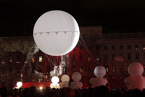 Ouverture de la fete des lumieres ballon