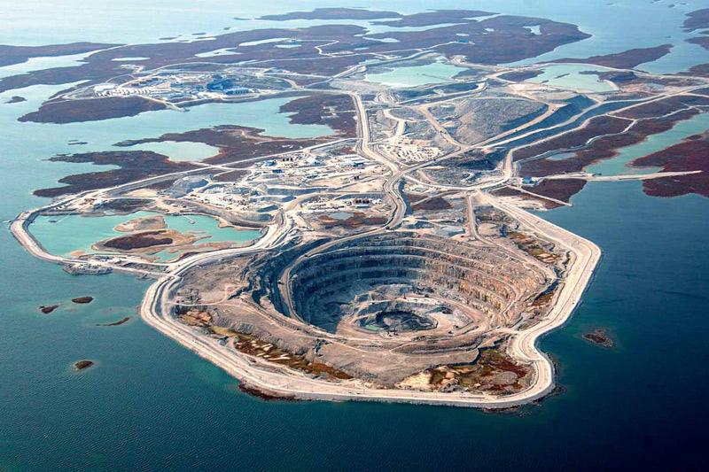 <b></div>LES CARATS DU CANADA</b>. Ce cratère lacustre est en réalité une mine de diamants à ciel ouvert, photographiée ici en plein été, mais actuellement cernée par la glace puisqu’elle se trouve dans les territoires du Nord-Ouest canadien, à moins de 200 kilomètres du cercle arctique. Un endroit idéal – car très isolé et pratiquement inhabité – pour exploiter une ressource aussi sensible, qui n’a été découverte dans le sous-sol du Canada qu’à la fin des années 90. Cette mine n’est d’ailleurs que la deuxième ouverte dans le pays et elle n’est exploitée que depuis 2003. Mais elle a déjà rapporté suffisamment pour faire du Canada la troisième nation productrice de diamants au monde, derrière le Botswana et la Russie. 