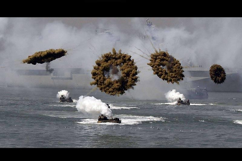 Fausse bataille navale mais vraie commémoration en mer, près de Incheon, à l’ouest de Séoul, mercredi 15 septembre. La Corée du Sud célèbre le 60ème anniversaire du débarquement d’Incheon.