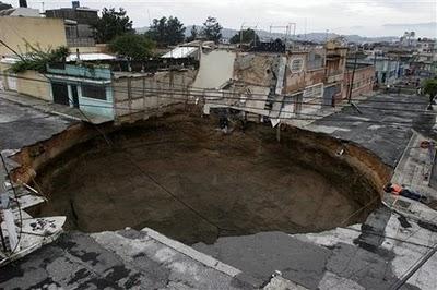 Un gouffre en plein centre ville de Guatemala city