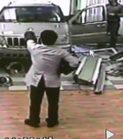 Il reste imperturbable alors qu'un 4x4 traverse sa vitrine! Il reste imperturbable alors qu'un 4x4 traverse sa vitrine!