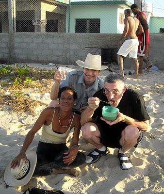 Jouer au sauveteur, trinquer avec les agents et déguster une caldoza à Playas del Este