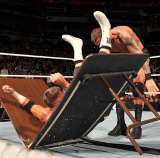 The Miz est Randy Orton se rencontreront dans un TLC Match The viper fait passer Alex Riley à travers une table