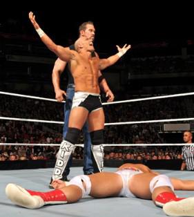 Tyson Kidd et son ami attaque David Hart Smith Après sa défaite David Hart Smith se fait attaquer par Tyson Kidd et un inconnu