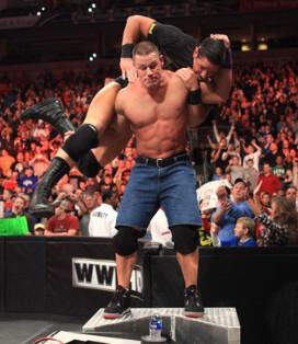 John Cena explose Wade Barrett Après le départ de ses loups, les Nexus, Wade Barrett se fait détruire par John Cena