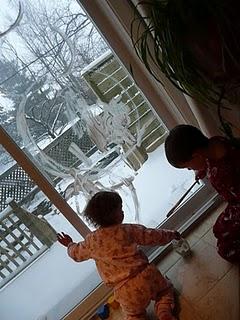 Décorer les vitres:: C'est l'hiver car il neige dans ma fenêtre!