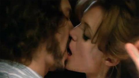 Johnny Depp ... Il sest senti bête en embrassant Angelina Jolie