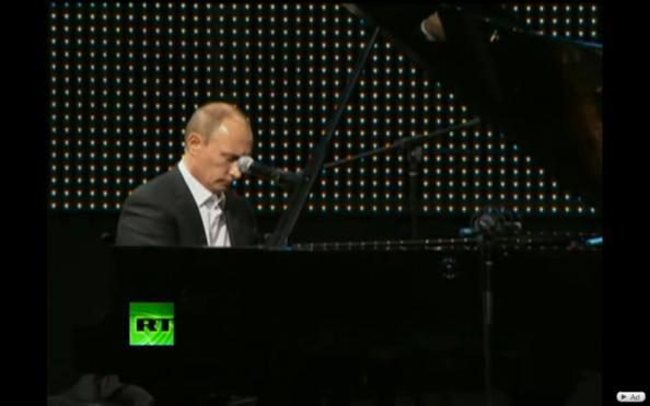 Vidéo: Sacré Vladimir Poutine, chanteur-pianiste
